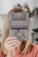 Nonton film Streaming Deconstructing Karen (2022) subtitle Bahasa Indonesia